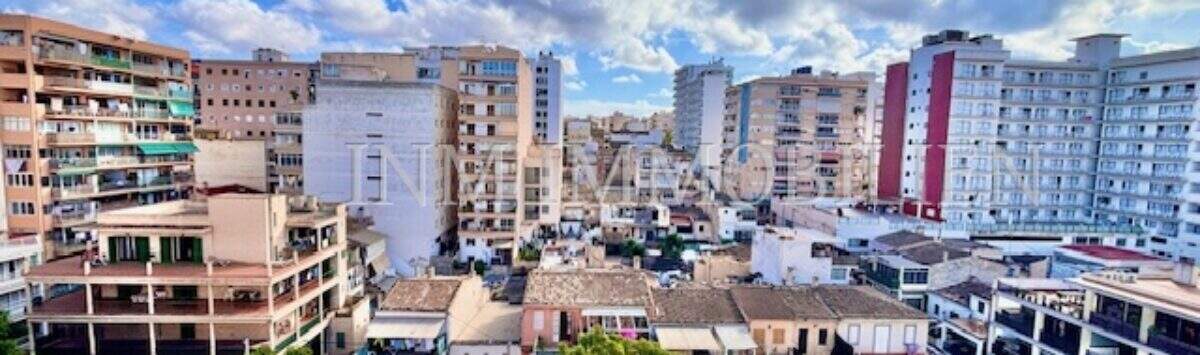 Blick vom Balkon auf Stadtpanorama El Arenal, Palma de Mallorca, mit Platz, Palmen und umliegenden Wohngebäuden