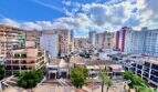 Blick vom Balkon auf Stadtpanorama El Arenal, Palma de Mallorca, mit Platz, Palmen und umliegenden Wohngebäuden