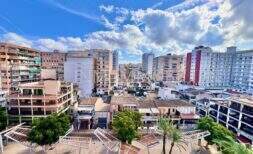 Blick vom Balkon auf Stadtpanorama El Arenal, Palma de Mallorca, mit Platz, Palmen und umliegenden Wohngebäuden