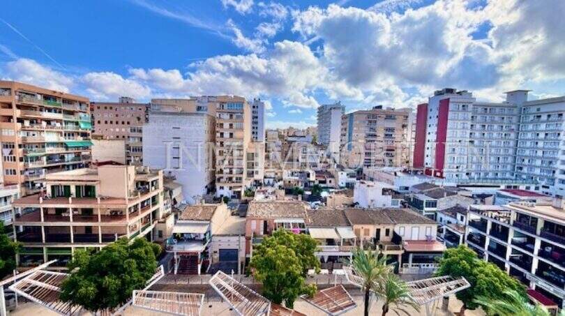 Blick vom Balkon auf Stadtpanorama El Arenal, Palma de Mallorca, mit Platz, Palmen und umliegenden Wohngebäuden