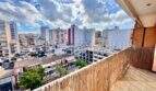 Balkon mit Bambuszaun und Stadtblick auf El Arenal, Palma de Mallorca, strandnahe Lage