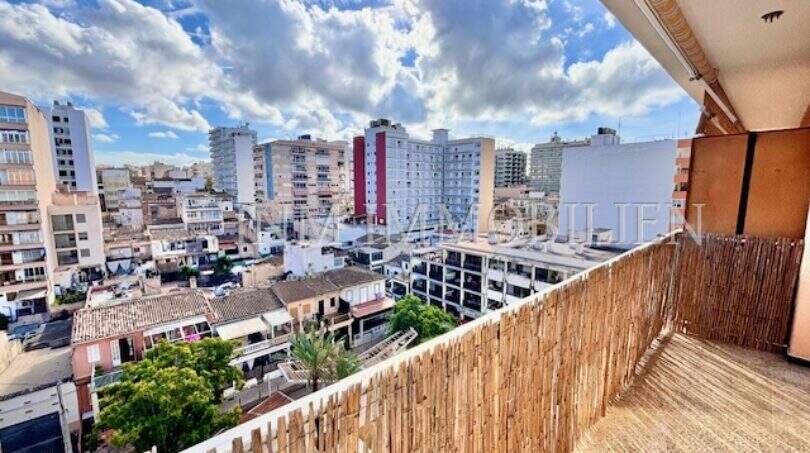 Balkon mit Bambuszaun und Stadtblick auf El Arenal, Palma de Mallorca, strandnahe Lage