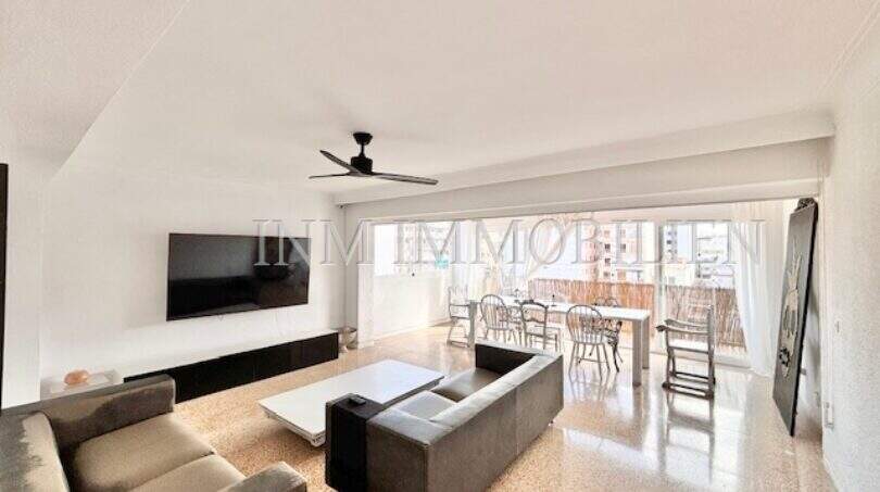 Helles Wohnzimmer mit Sofa, TV und Zugang zur Terrasse in strandnaher Wohnung in El Arenal, Palma