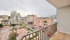 Balkon mit Holzboden und Blick auf städtischen Platz und Wohngebäude in Ses Cadenes, Palma de Mallorca