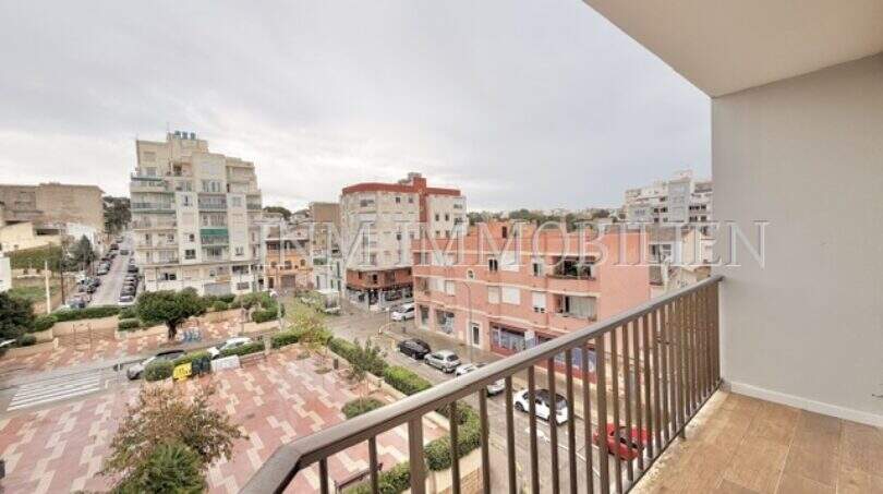 Balkon mit Holzboden und Blick auf städtischen Platz und Wohngebäude in Ses Cadenes, Palma de Mallorca