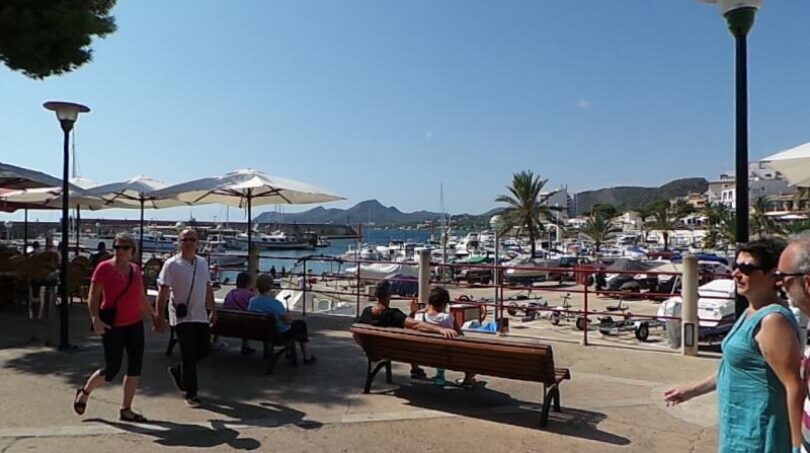 Hafenpromenade Cala Ratjada mit Booten, Palmen und Restaurants – direkte Lage der Mietwohnung am Hafen Mallorca.
