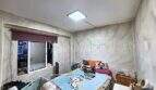 Kleines Schlafzimmer mit Doppelbett, grauer Tapete, Deckenleuchte und Fenster zur Loggia in Strandnähe, Palma