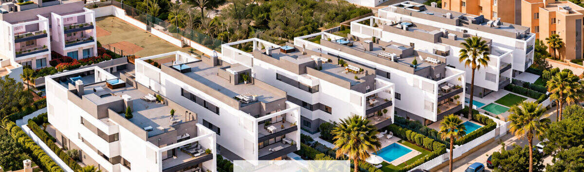 Luftaufnahme moderner weißer Penthouse-Anlage in Colonia de Sant Jordi mit Pools, Dachterrassen und Meerblick