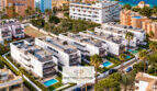 Luftaufnahme moderner weißer Penthouse-Anlage in Colonia de Sant Jordi mit Pools, Dachterrassen und Meerblick