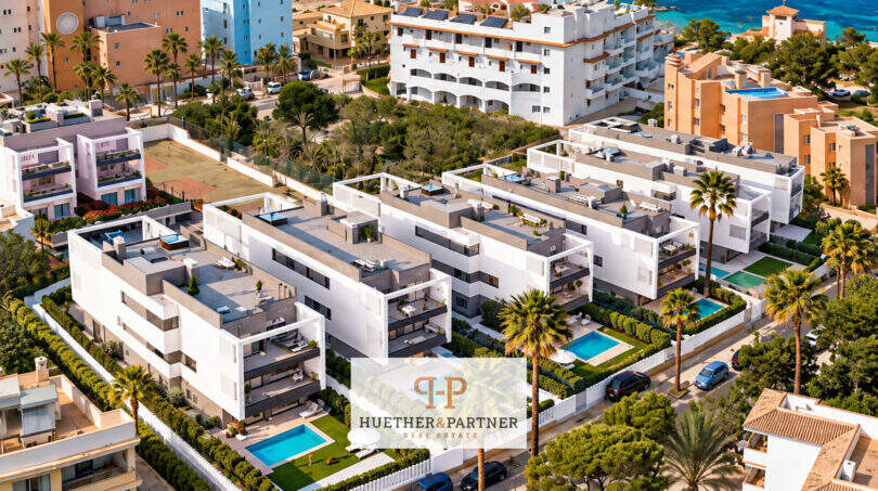 Luftaufnahme moderner weißer Penthouse-Anlage in Colonia de Sant Jordi mit Pools, Dachterrassen und Meerblick