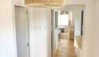 Heller Flur mit Holzboden, weißen Wänden und natürlichen Rattanlampen in renovierter Wohnung, Playa de Palma