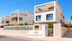 Moderne Penthouse-Anlage in Colonia de Sant Jordi mit Dachterrassen, Glasgeländern und gepflegter Außenanlage.