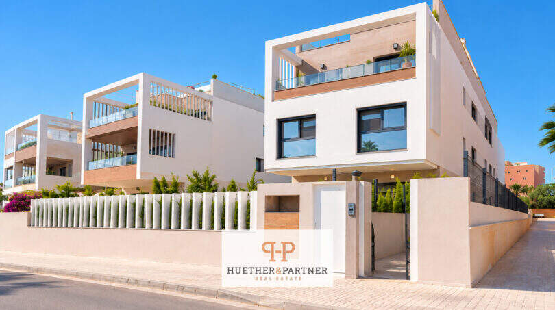 Moderne Penthouse-Anlage in Colonia de Sant Jordi mit Dachterrassen, Glasgeländern und gepflegter Außenanlage.