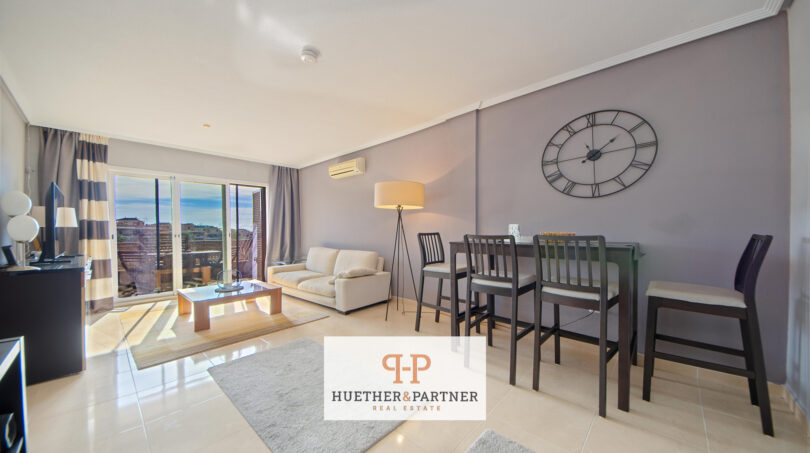 Helles Wohnzimmer mit Esstisch, Sofa und Balkon mit Meerblick in Cales de Mallorca