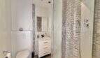 Modernes Badezimmer im Penthouse Cala Pi mit Dusche, WC und Waschtisch, weiß-grau gefliест