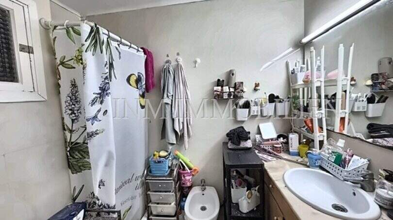 Badezimmer der Strandwohnung El Arenal mit Dusche, Bidet und Waschtisch mit Spiegel.