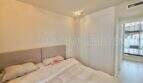 Helles Schlafzimmer der Maisonette in Son Armadans mit Doppelbett, Einbauschrank und Zugang zum Balkon.
