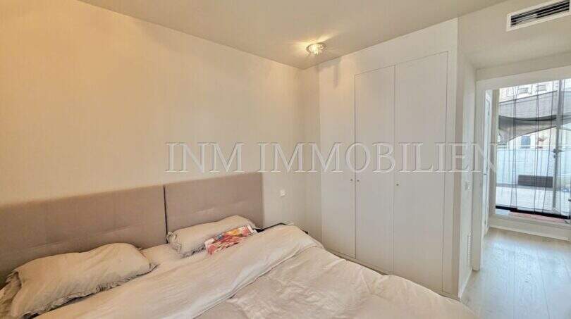 Helles Schlafzimmer der Maisonette in Son Armadans mit Doppelbett, Einbauschrank und Zugang zum Balkon.