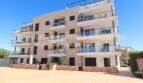 Außenansicht moderner Neubau-Wohnanlage Residencial Tamarell in Sa Coma mit Balkonen und mediterranem Garten