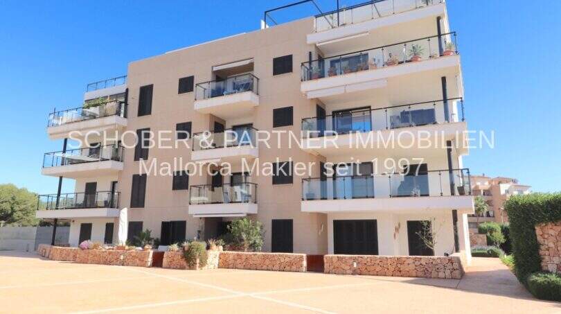 Außenansicht moderner Neubau-Wohnanlage Residencial Tamarell in Sa Coma mit Balkonen und mediterranem Garten