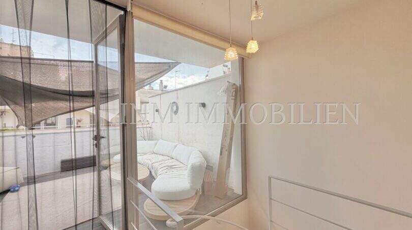 Treppenbereich mit Pendelleuchten und Blick auf sonnige Dachterrasse mit weißer Loungemöbel, Maisonette Palma de Mallorca