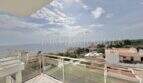 Penthouse-Terrasse mit Glasgeländer und atemberaubendem Panoramablick auf das Mittelmeer in Cala Pi