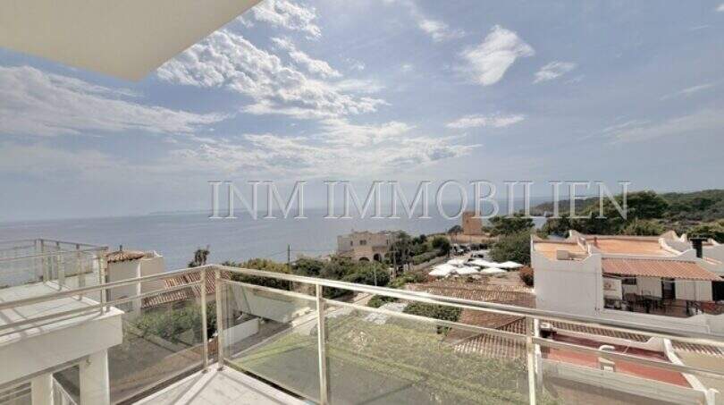 Penthouse-Terrasse mit Glasgeländer und atemberaubendem Panoramablick auf das Mittelmeer in Cala Pi