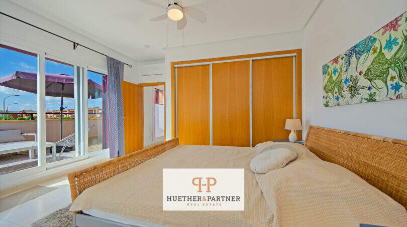 Helles Schlafzimmer im Haus Cala Murada mit Doppelbett, Einbauschrank, Deckenventilator und Zugang zur Dachterrasse
