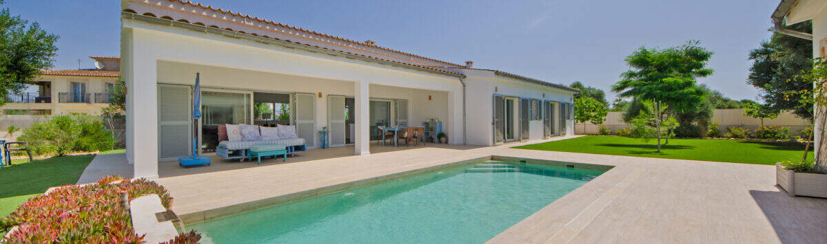 Außenansicht: Modernes Einfamilienhaus in Sa Ràpita mit großem Pool, Terrasse und gepflegtem Garten.