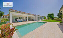 Außenansicht: Modernes Einfamilienhaus in Sa Ràpita mit großem Pool, Terrasse und gepflegtem Garten.