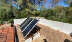 Dachterrasse der Finca mit Solaranlage und Blick auf mediterranen Baumbestand in Algaida