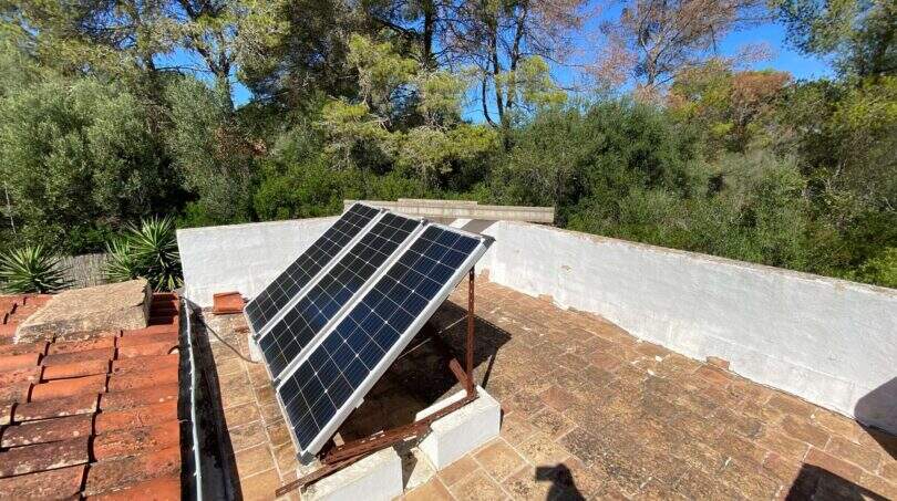 Dachterrasse der Finca mit Solaranlage und Blick auf mediterranen Baumbestand in Algaida