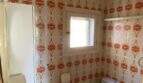 Baño retro de la finca en Algaida con azulejos estampados, inodoro y lavabo