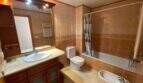 Badezimmer der Ruheoase in Porto Cristo mit Badewanne, WC, Bidet und Holzwaschtisch mit Spiegel.