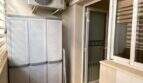 Überdachter Balkon mit Samsung-Klimaanlage, Kunststoffschrank und Waschbecken in der Ruheoase Porto Cristo.