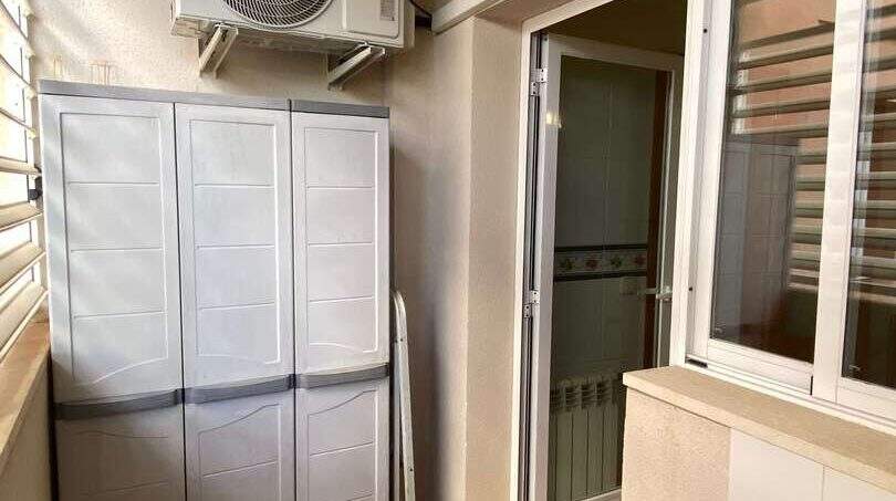 Überdachter Balkon mit Samsung-Klimaanlage, Kunststoffschrank und Waschbecken in der Ruheoase Porto Cristo.