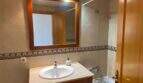 Badezimmer der Ruheoase in Porto Cristo mit Holzwaschtisch, Spiegel, Badewanne und Bidet.