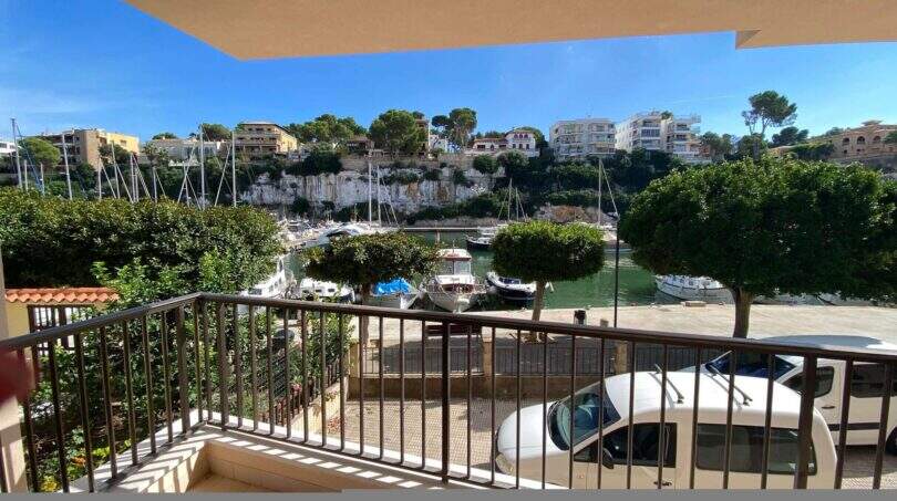 Balkon der Hafenwohnung Porto Cristo mit Blick auf Marina, Boote und Felsenküste