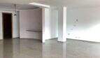 Leerer Wohnbereich mit Marmorboden, Rundbogen-Decke und großen Fenstern in exklusiver Hafenwohnung Porto Cristo
