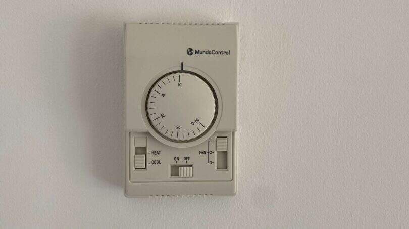 Analoger MundoControl-Thermostat mit Heiz- und Kühlfunktion in der exklusiven Hafenwohnung Porto Cristo.