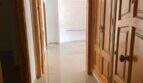 Eleganter Flur mit Rundbogen, Holztüren und Marmorboden in exklusiver Hafenwohnung Porto Cristo