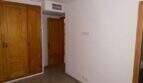 Leeres Schlafzimmer mit Einbauschrank, Marmorboden und Klimaanlage in Hafenwohnung Porto Cristo
