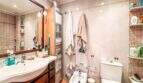 Gefliestes Badezimmer der Wohnung in Palma mit Waschbecken, Bidet, WC und Dusche