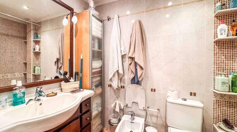 Gefliestes Badezimmer der Wohnung in Palma mit Waschbecken, Bidet, WC und Dusche