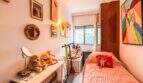 Kleines Kinderzimmer mit Einzelbett, Teddybären, Wandbildern und Fenster in strandnaher Wohnung in Palma
