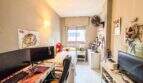 Jugendzimmer mit Gaming-Setup, Einzelbett, Wandventilator und Anime-Postern in strandnaher Wohnung Palma