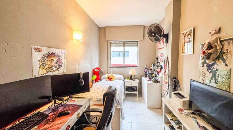 Jugendzimmer mit Gaming-Setup, Einzelbett, Wandventilator und Anime-Postern in strandnaher Wohnung Palma