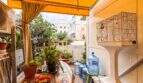 Überdachte Terrasse mit Markise, Zimmerpflanzen und Blick auf den Innenhof der Wohnung in Palma de Mallorca.