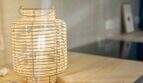 Rustikale Rattan-Tischlampe auf Holzablage im modern renovierten Stadthaus Felanitx