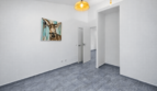Helles, leeres Zimmer mit Granitboden, weißen Wänden, Pendelleuchte und Esel-Kunstwerk in modernem Stadthaus Felanitx